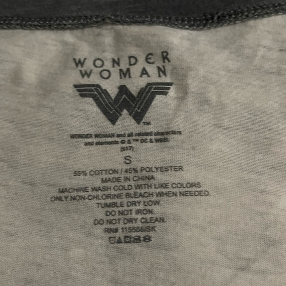 Wonder Woman DC Comics V-neck raglan size small - Picture 2 of 4
